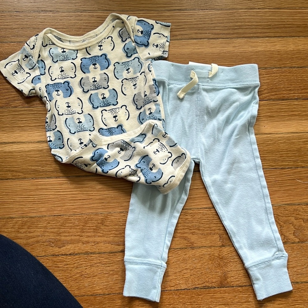Like new Gerber 2 pc set: pants and t-shirt onesie, size 3-9M